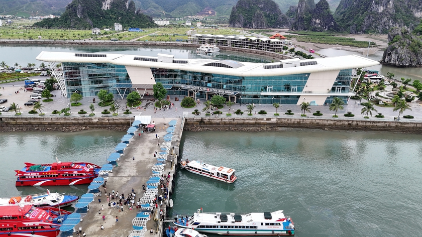 Quảng Ninh đ&oacute;n kh&aacute;ch du lịch kỷ lục hứa hẹn một m&ugrave;a h&egrave; bội thu - Ảnh 6.