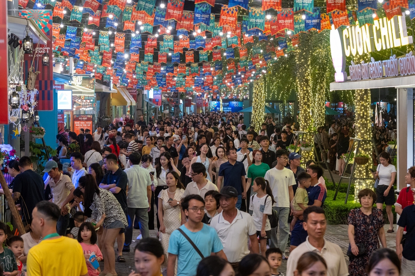 Quảng Ninh đ&oacute;n kh&aacute;ch du lịch kỷ lục hứa hẹn một m&ugrave;a h&egrave; bội thu - Ảnh 1.