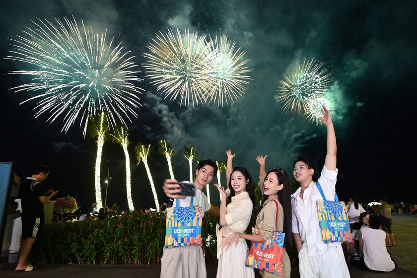 Quảng Ninh đ&oacute;n kh&aacute;ch du lịch kỷ lục hứa hẹn một m&ugrave;a h&egrave; bội thu - Ảnh 11.