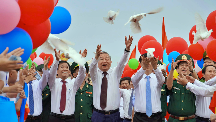 Tổng B&iacute; thư, Chủ tịch nước T&ocirc; L&acirc;m dự Lễ Thượng cờ "Thống nhất non s&ocirc;ng" tại Quảng Trị - Ảnh 1.