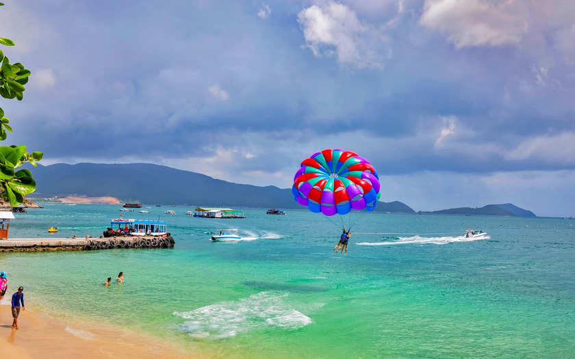 B&atilde;i biển miền Trung Việt Nam tấp nập kh&aacute;ch du lịch trong top c&aacute;c b&atilde;i biển đẹp nhất thế giới - Ảnh 3.