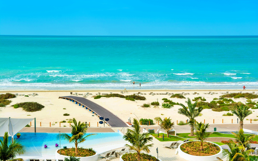 B&atilde;i biển miền Trung Việt Nam tấp nập kh&aacute;ch du lịch trong top c&aacute;c b&atilde;i biển đẹp nhất thế giới - Ảnh 9.