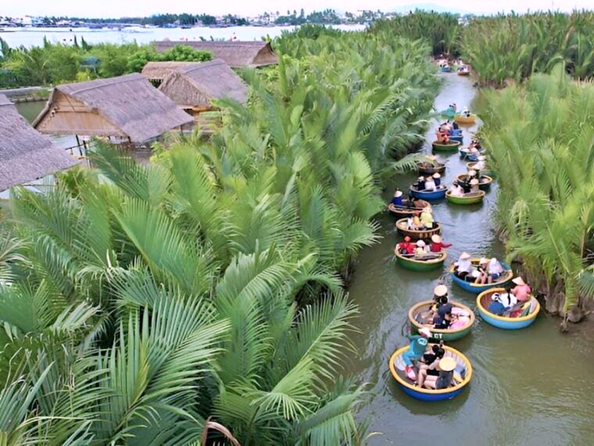 B&atilde;i biển miền Trung Việt Nam tấp nập kh&aacute;ch du lịch trong top c&aacute;c b&atilde;i biển đẹp nhất thế giới - Ảnh 4.