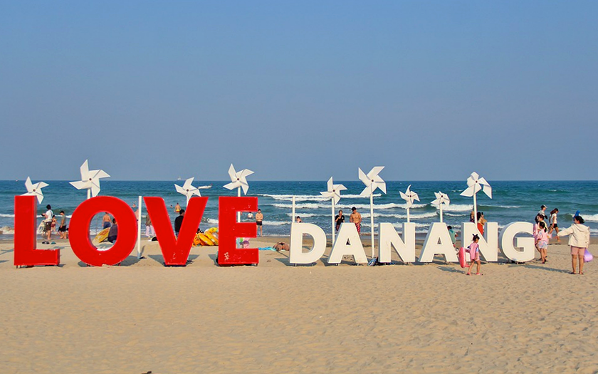 B&atilde;i biển miền Trung Việt Nam tấp nập kh&aacute;ch du lịch trong top c&aacute;c b&atilde;i biển đẹp nhất thế giới - Ảnh 2.