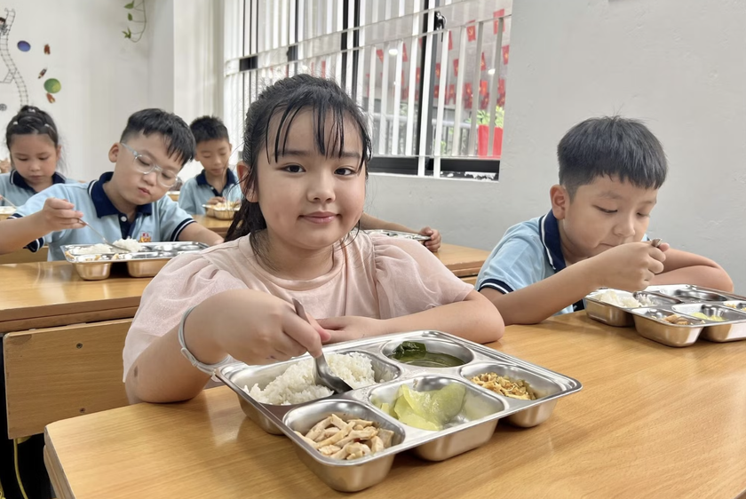 Bộ Gi&aacute;o dục v&agrave; Đ&agrave;o tạo y&ecirc;u cầu trường học c&ocirc;ng khai c&aacute;c đơn vị cung cấp thực phẩm - Ảnh 1.