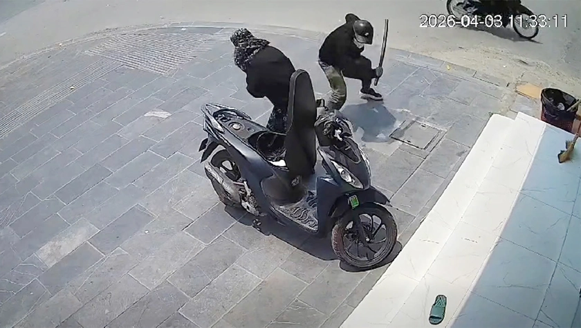 X&aacute;c minh 2 đối tượng bịt mặt bất ngờ tấn c&ocirc;ng một phụ nữ - Ảnh 1.