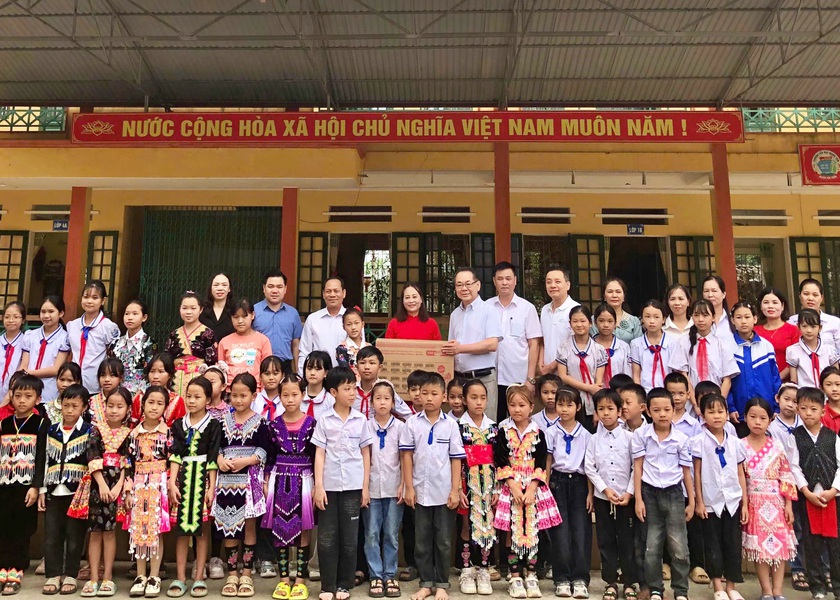 Hội Khuyến học tỉnh L&agrave;o Cai tiếp đo&agrave;n c&ocirc;ng t&aacute;c của Quỹ Hỗ trợ gi&aacute;o dục quốc tế Canada - Ảnh 3.