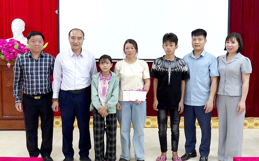 Trao sổ tiết kiệm cho 2 học sinh l&agrave; con c&ocirc;ng nh&acirc;n qua đời do bệnh hiểm ngh&egrave;o - Ảnh 1.