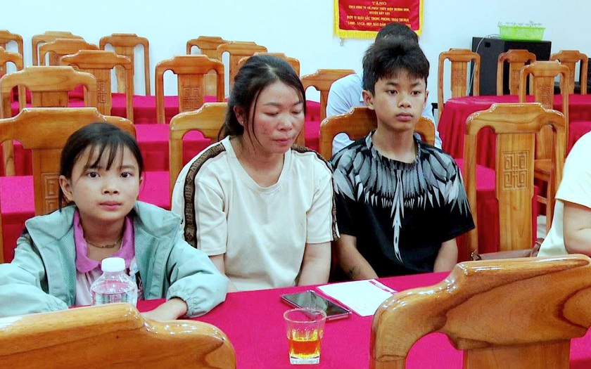 Trao sổ tiết kiệm cho 2 học sinh l&agrave; con c&ocirc;ng nh&acirc;n qua đời do bệnh hiểm ngh&egrave;o - Ảnh 2.