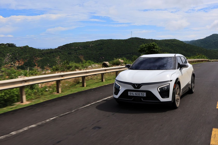 VinFast VF 7 khiến người d&ugrave;ng quyết gắn b&oacute; l&acirc;u d&agrave;i: Cầm l&aacute;i một lần l&agrave; &ldquo;d&iacute;nh&rdquo;, chi ph&iacute; nhẹ đi r&otilde; rệt - Ảnh 1.