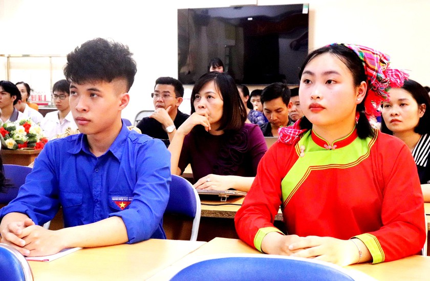 Kết nạp 3 đảng vi&ecirc;n l&agrave; học sinh Trường THPT L&ecirc; Hồng Phong ở L&agrave;o Cai - Ảnh 4.