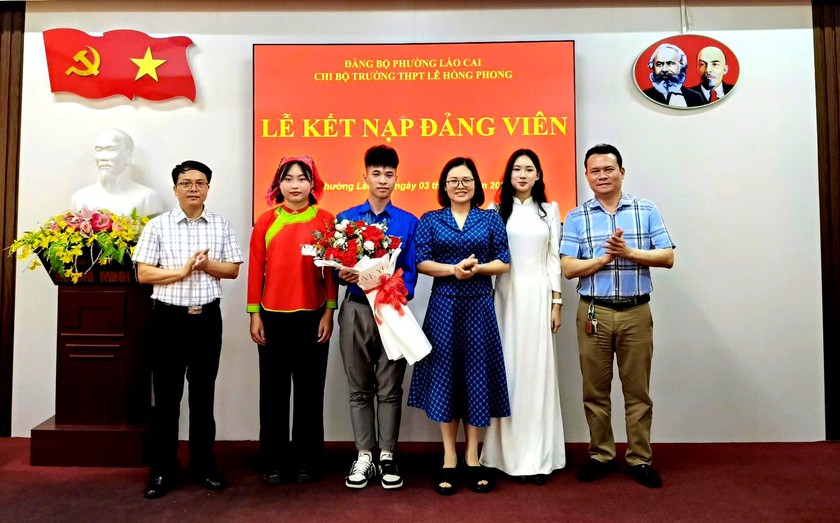 Kết nạp 3 đảng vi&ecirc;n l&agrave; học sinh Trường THPT L&ecirc; Hồng Phong ở L&agrave;o Cai - Ảnh 1.