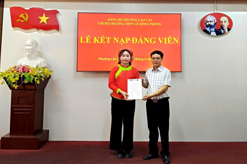 Kết nạp 3 đảng vi&ecirc;n l&agrave; học sinh Trường THPT L&ecirc; Hồng Phong ở L&agrave;o Cai - Ảnh 3.