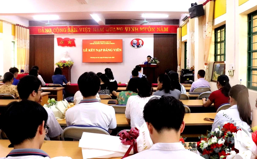 Kết nạp 3 đảng vi&ecirc;n l&agrave; học sinh Trường THPT L&ecirc; Hồng Phong ở L&agrave;o Cai - Ảnh 2.