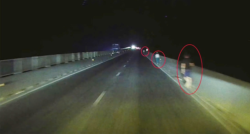 Người d&acirc;n thản nhi&ecirc;n ban đ&ecirc;m đi bộ tr&ecirc;n cao tốc Bắc - Nam  - Ảnh 1.