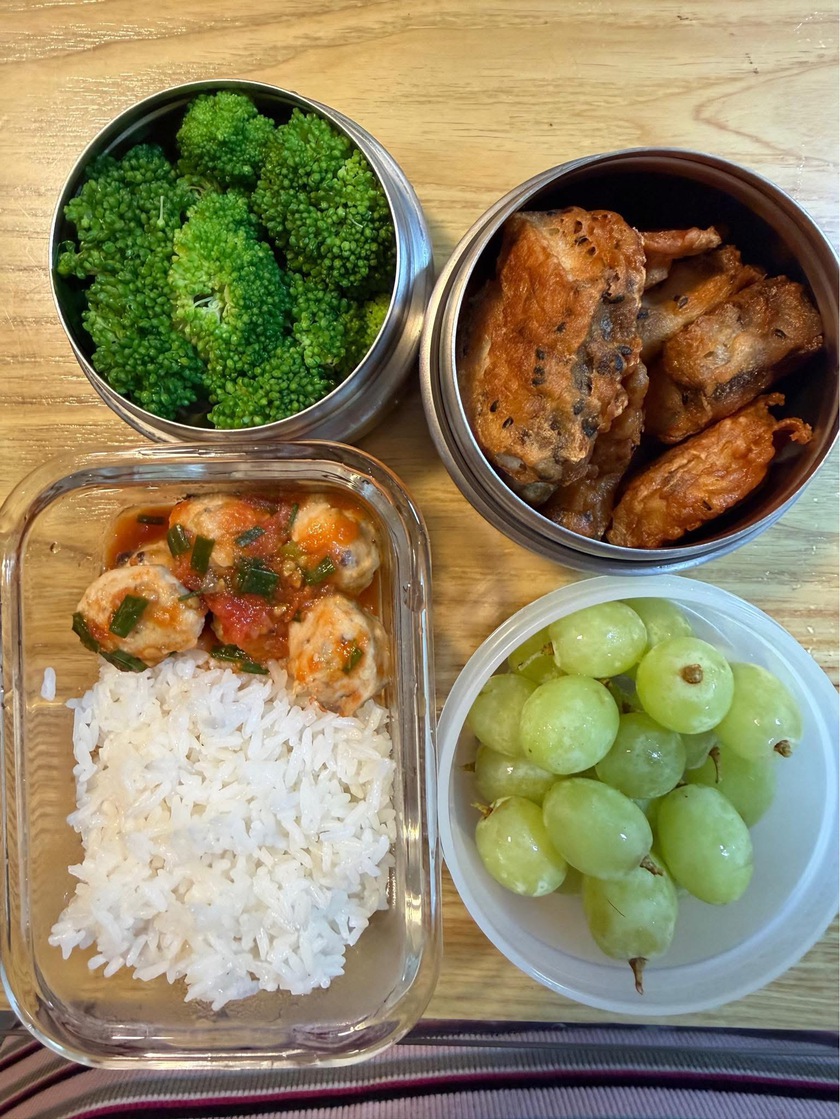 Cắt suất b&aacute;n tr&uacute;: Phụ huynh tự nấu ăn cho con - Ảnh 1.