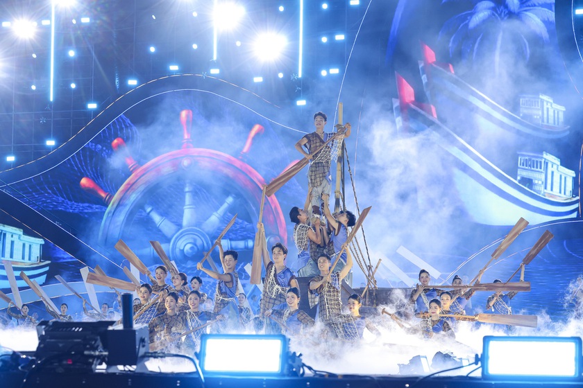H&agrave;ng vạn kh&aacute;n giả "ch&aacute;y hết m&igrave;nh" c&ugrave;ng Carnaval Hạ Long 2026 - Ảnh 2.