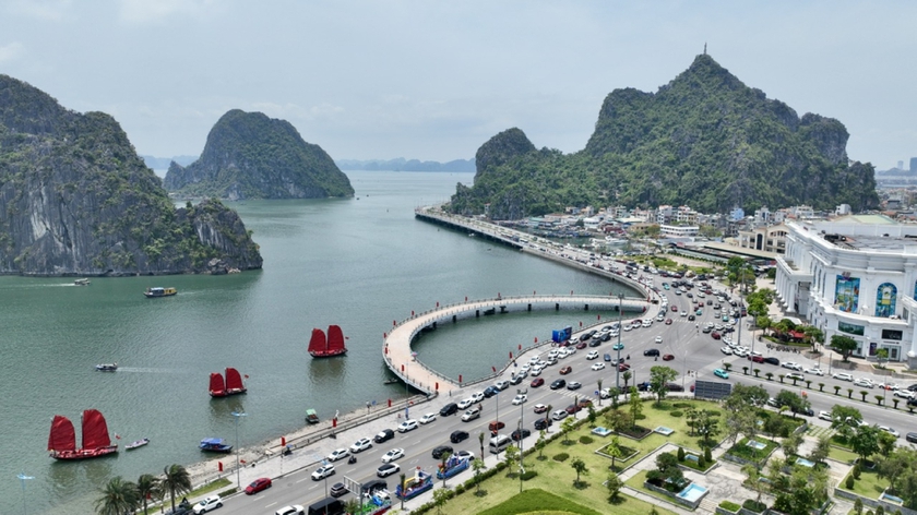 Ng&agrave;y thứ 2 kỳ nghỉ lễ 30/4-1/5, du kh&aacute;ch vẫn &ugrave;n &ugrave;n đổ về Quảng Ninh - Ảnh 1.