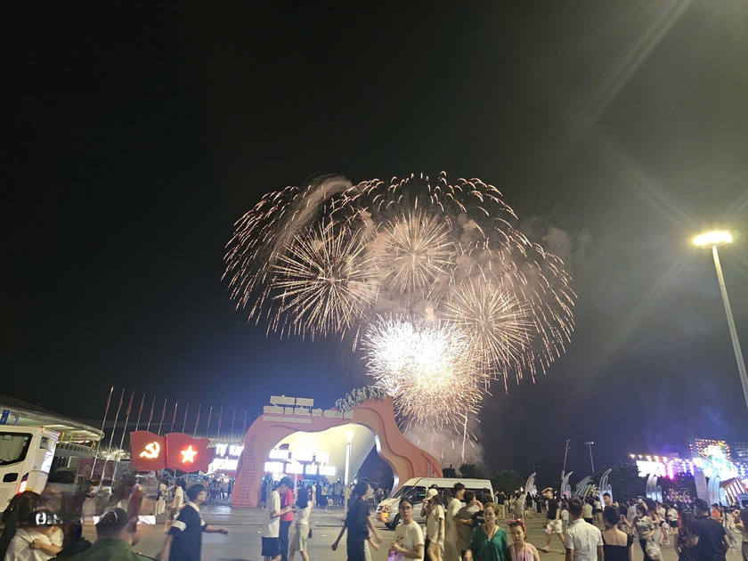 H&agrave;ng vạn kh&aacute;n giả "ch&aacute;y hết m&igrave;nh" c&ugrave;ng Carnaval Hạ Long 2026 - Ảnh 16.