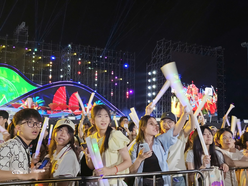 H&agrave;ng vạn kh&aacute;n giả "ch&aacute;y hết m&igrave;nh" c&ugrave;ng Carnaval Hạ Long 2026 - Ảnh 14.