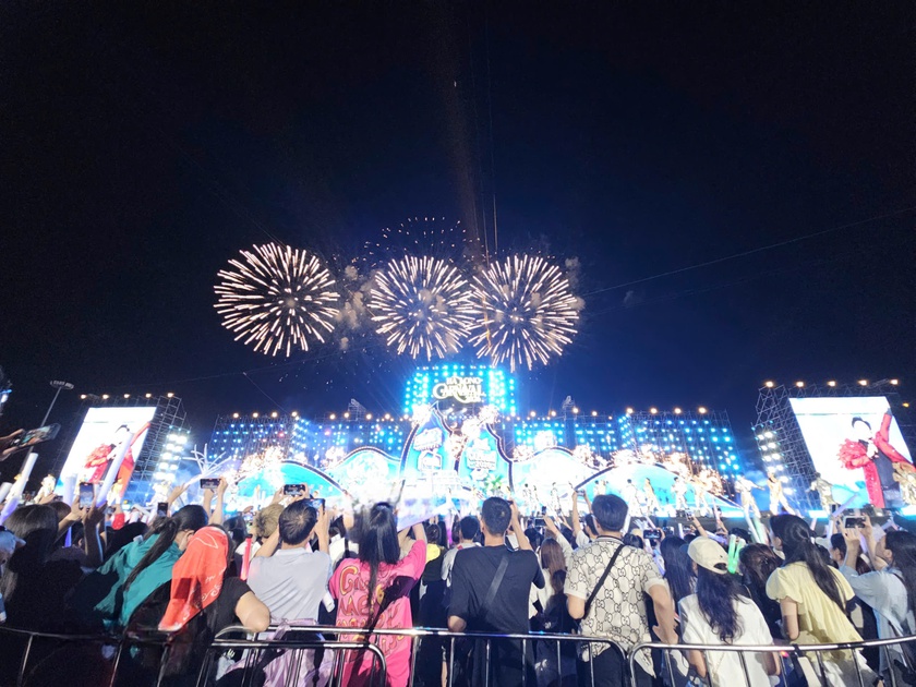 H&agrave;ng vạn kh&aacute;n giả "ch&aacute;y hết m&igrave;nh" c&ugrave;ng Carnaval Hạ Long 2026 - Ảnh 1.