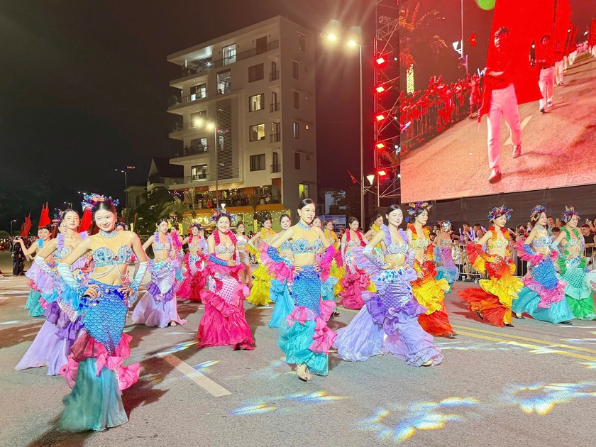 H&agrave;ng vạn kh&aacute;n giả "ch&aacute;y hết m&igrave;nh" c&ugrave;ng Carnaval Hạ Long 2026 - Ảnh 10.