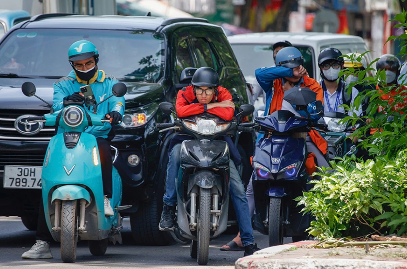 H&agrave; Nội chưa xem x&eacute;t cấm xe xăng v&agrave;o v&ugrave;ng l&otilde;i - Ảnh 1.