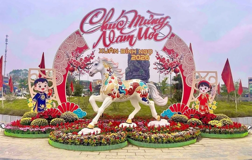 Người đ&agrave;n &ocirc;ng đốt ch&aacute;y linh vật ngựa Tết B&iacute;nh Ngọ trưng b&agrave;y ở c&ocirc;ng vi&ecirc;n - Ảnh 2.