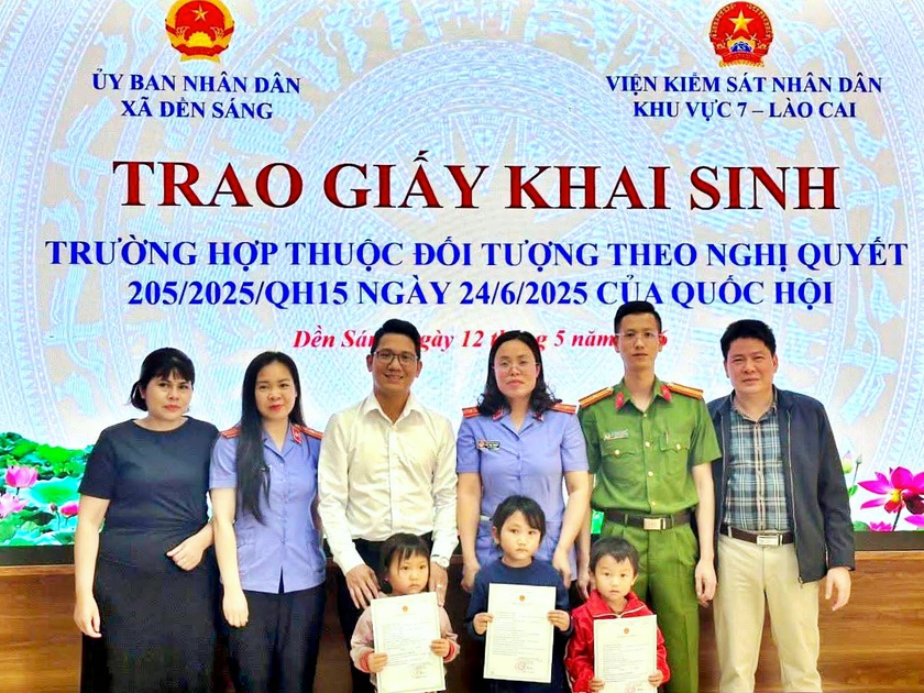 Ba ch&aacute;u b&eacute; được trao Giấy khai sinh để đi học ở x&atilde; v&ugrave;ng cao Dền S&aacute;ng - Ảnh 2.