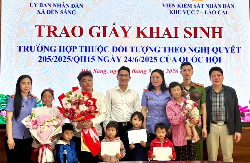 Ba ch&aacute;u b&eacute; được trao Giấy khai sinh để đi học ở x&atilde; v&ugrave;ng cao Dền S&aacute;ng - Ảnh 3.