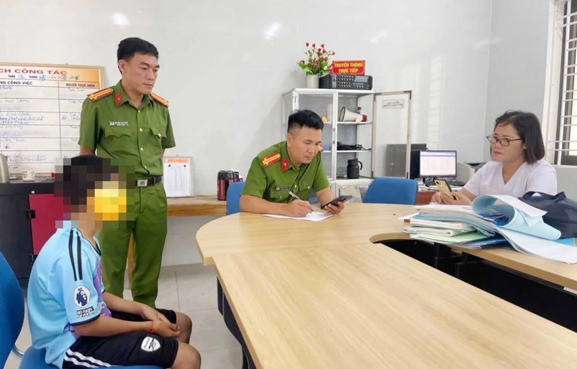 C&ocirc;ng an lấy th&ocirc;ng tin từ học sinh lớp 6 nghi bị bạo h&agrave;nh - Ảnh 1.
