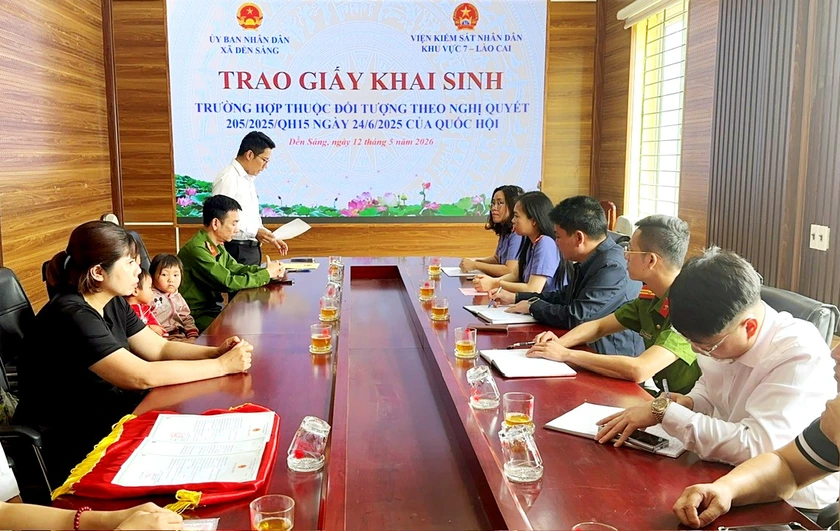 Ba ch&aacute;u b&eacute; được trao Giấy khai sinh để đi học ở x&atilde; v&ugrave;ng cao Dền S&aacute;ng - Ảnh 1.