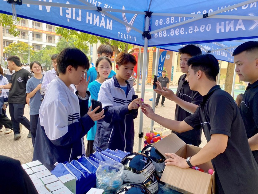 Học sinh Bắc Ninh th&iacute;ch th&uacute; &ldquo;thử tận tay&rdquo; d&agrave;n xe điện VinFast tại &ldquo;Phủ xanh trường học 2026&rdquo; - Ảnh 1.