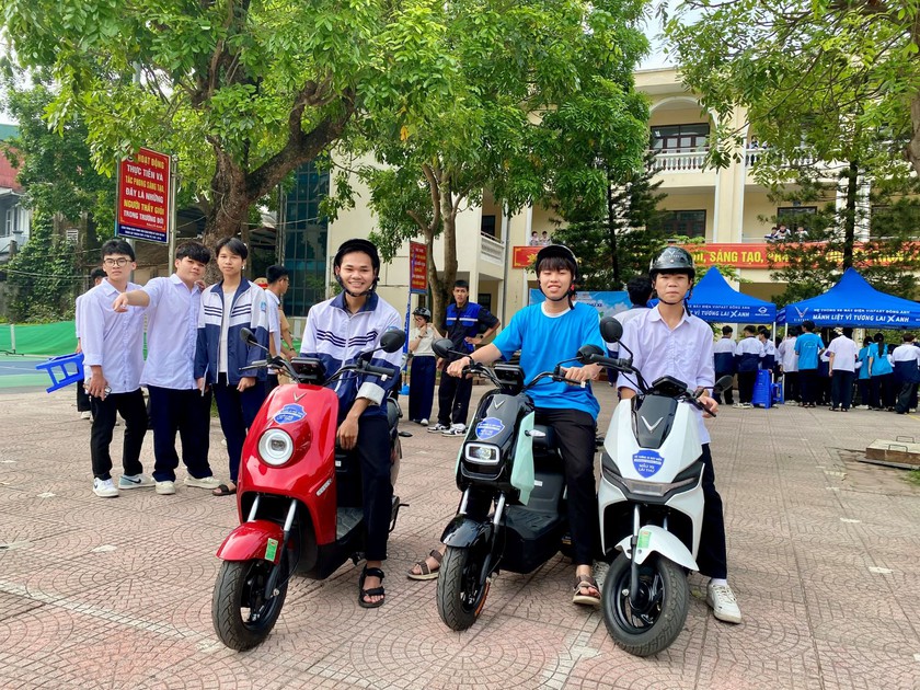 Học sinh Bắc Ninh th&iacute;ch th&uacute; &ldquo;thử tận tay&rdquo; d&agrave;n xe điện VinFast tại &ldquo;Phủ xanh trường học 2026&rdquo; - Ảnh 3.