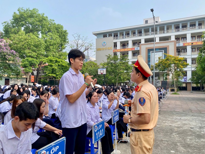 Học sinh Bắc Ninh th&iacute;ch th&uacute; &ldquo;thử tận tay&rdquo; d&agrave;n xe điện VinFast tại &ldquo;Phủ xanh trường học 2026&rdquo; - Ảnh 4.