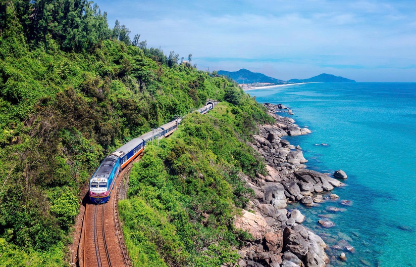 Chấm dứt cảnh vượt chắn đường sắt ngang ngược bằng mức phạt tới 20 triệu đồng - Ảnh 2.