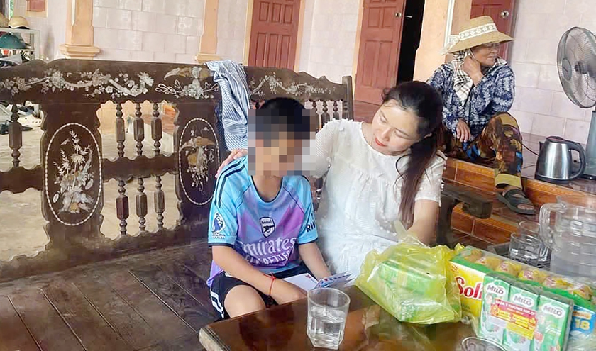 Nam học sinh lớp 6 nghi bị cha c&ugrave;ng mẹ kế bạo h&agrave;nh nhập viện điều trị - Ảnh 2.