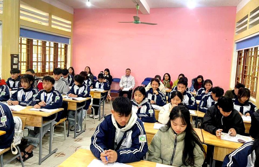 Thầy, tr&ograve; v&ugrave;ng cao L&agrave;o Cai tăng tốc, linh hoạt &ocirc;n tập, n&acirc;ng cao chất lượng thi tốt nghiệp THPT ở v&ugrave;ng kh&oacute; - Ảnh 5.