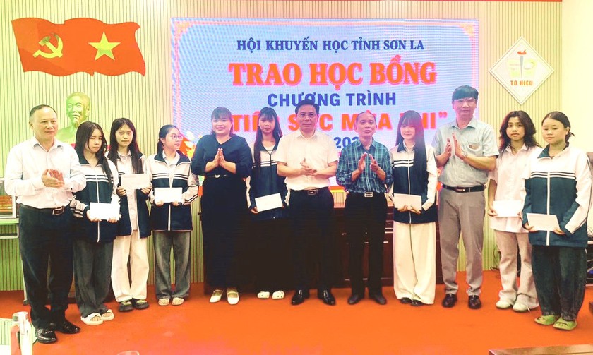 Hội Khuyến học tỉnh Sơn La trao 338 suất học bổng "Tiếp sức m&ugrave;a thi" cho học sinh lớp 12 năm 2026 - Ảnh 1.