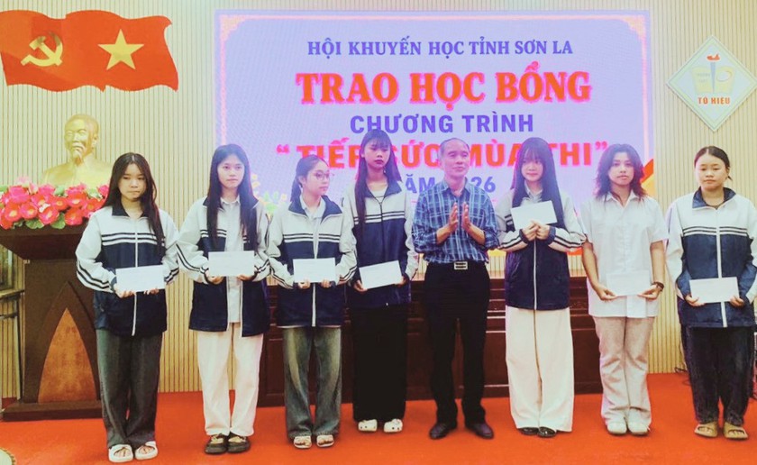 Hội Khuyến học tỉnh Sơn La trao 338 suất học bổng "Tiếp sức m&ugrave;a thi" cho học sinh lớp 12 năm 2026 - Ảnh 3.