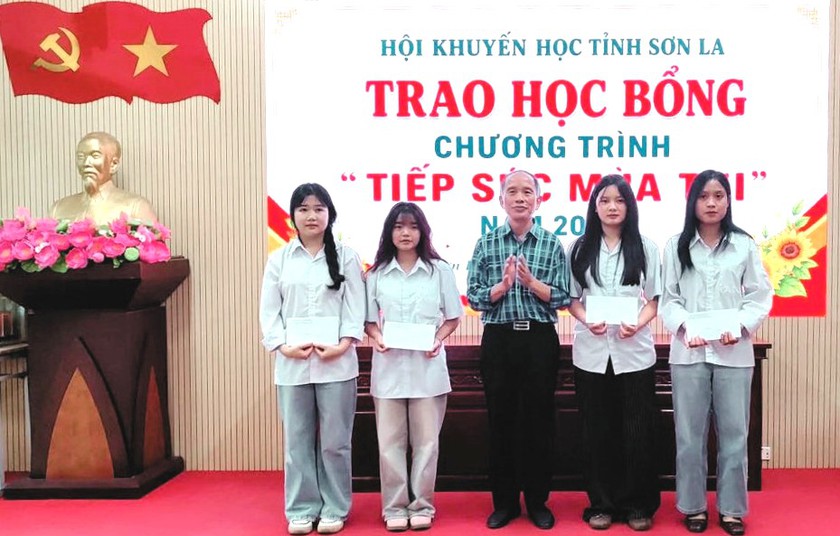 Hội Khuyến học tỉnh Sơn La trao 338 suất học bổng "Tiếp sức m&ugrave;a thi" cho học sinh lớp 12 năm 2026 - Ảnh 2.