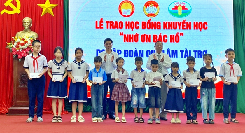 Hội Khuyến học th&agrave;nh phố Huế trao 100 suất học bổng nh&acirc;n kỷ niệm Ng&agrave;y sinh Chủ tịch Hồ Ch&iacute; Minh - Ảnh 1.