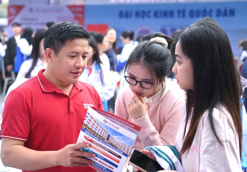 Tuyển sinh đại học 2026 thay đổi lớn khi bằng tiến sĩ l&agrave; chuẩn quy đổi - Ảnh 1.