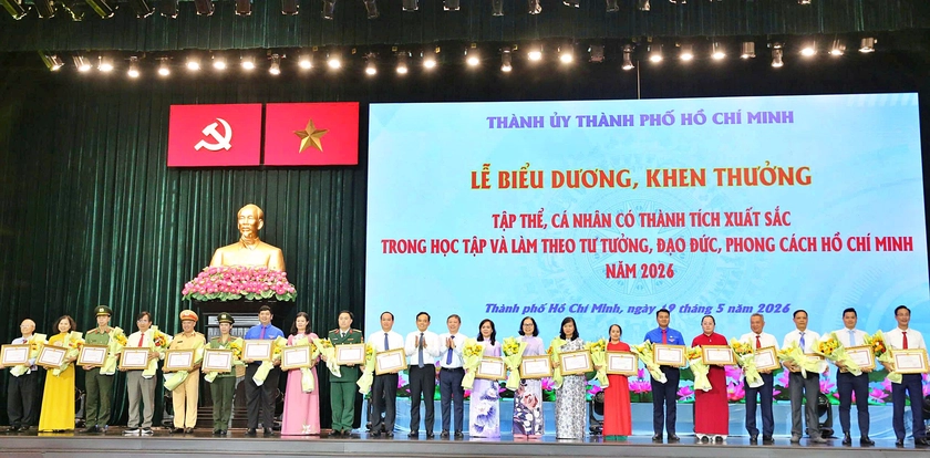 Khen thưởng 358 tập thể, c&aacute; nh&acirc;n điển h&igrave;nh học tập, l&agrave;m theo tư tưởng, đạo đức, phong c&aacute;ch Hồ Ch&iacute; Minh  - Ảnh 1.