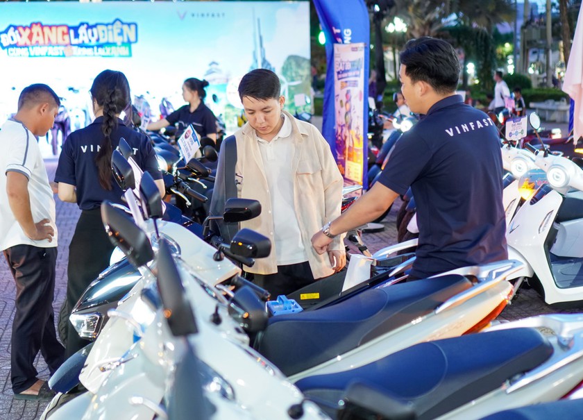 Sự kiện “Đổi xăng lấy điện”: Evo Lite hút khách nhờ không cần bằng lái, đổi pin chỉ trong 1 phút- Ảnh 1. Sự kiện “Đổi xăng lấy điện”: Evo Lite hút khách nhờ không cần bằng lái, đổi pin chỉ trong 1 phút- Ảnh 1.