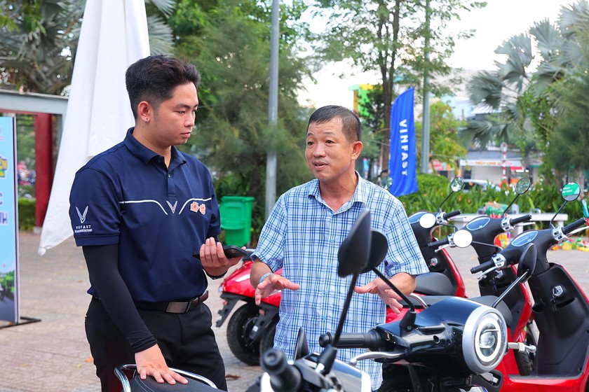 Sự kiện “Đổi xăng lấy điện”: Evo Lite hút khách nhờ không cần bằng lái, đổi pin chỉ trong 1 phút- Ảnh 4. Sự kiện “Đổi xăng lấy điện”: Evo Lite hút khách nhờ không cần bằng lái, đổi pin chỉ trong 1 phút- Ảnh 4.