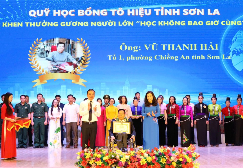 Hội Khuyến học tỉnh Sơn La trao tặng 189 c&aacute; nh&acirc;n ti&ecirc;u biểu học bổng "Học kh&ocirc;ng bao giờ c&ugrave;ng" năm 2026 - Ảnh 5.