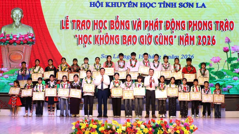 Hội Khuyến học tỉnh Sơn La trao tặng 189 c&aacute; nh&acirc;n ti&ecirc;u biểu học bổng "Học kh&ocirc;ng bao giờ c&ugrave;ng" năm 2026 - Ảnh 2.