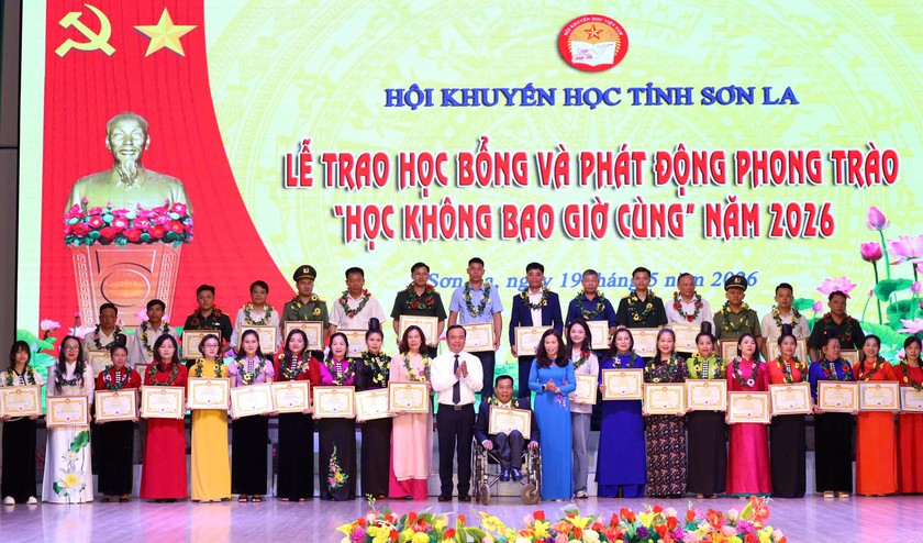 Hội Khuyến học tỉnh Sơn La trao tặng 189 c&aacute; nh&acirc;n ti&ecirc;u biểu học bổng "Học kh&ocirc;ng bao giờ c&ugrave;ng" năm 2026 - Ảnh 1.