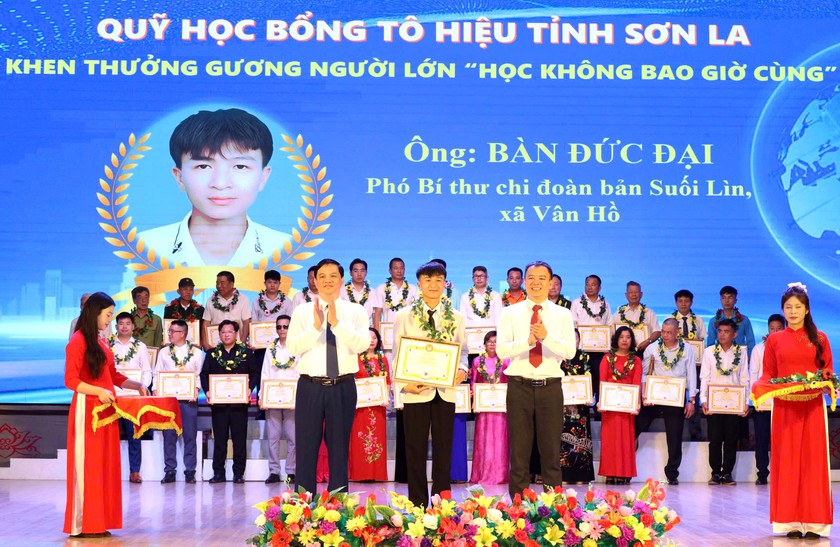 Hội Khuyến học tỉnh Sơn La trao tặng 189 c&aacute; nh&acirc;n ti&ecirc;u biểu học bổng "Học kh&ocirc;ng bao giờ c&ugrave;ng" năm 2026 - Ảnh 4.